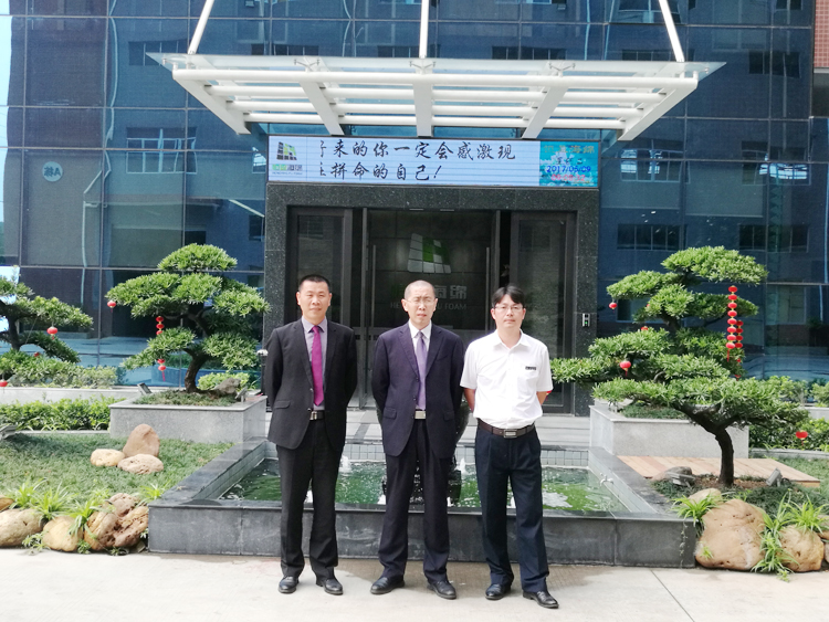 門口合影.jpg
